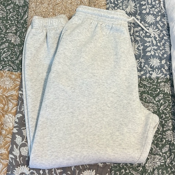 White Fox Boutique Essentials Club Set Crewneck & Sweatpants Grey Marle Pink - Picture 11 of 17